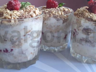 Desertas „Žieminis“ su ledais, sausainiais ir riešutais pagrindine nuotrauka