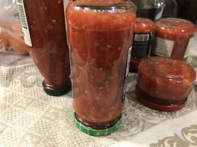 Namų adžika su paprikomis ir česnaku pagrindine nuotrauka