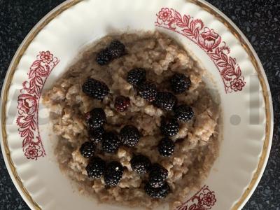 Grikių košė su grikių dribsniais ir gervuogėmis pagrindine nuotrauka