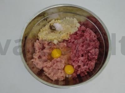 Sultingi kotletai su granato ir žolelių įdaru Žingsnis 1