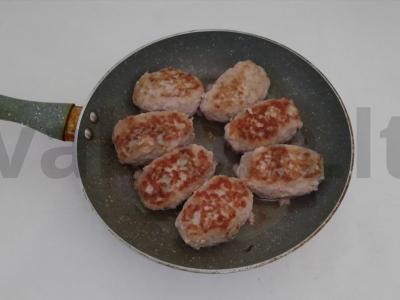 Sultingi kotletai su granato ir žolelių įdaru Žingsnis 3