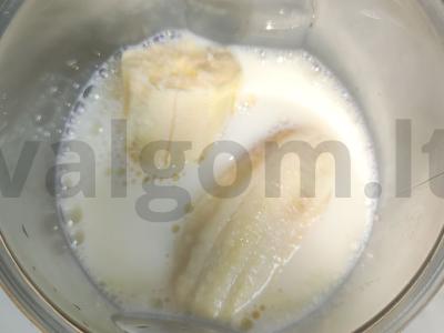 Pieno-bananų kokteilis su cukrumi Žingsnis 1