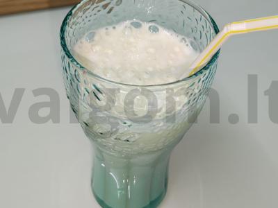 Pieno-bananų kokteilis su cukrumi pagrindine nuotrauka