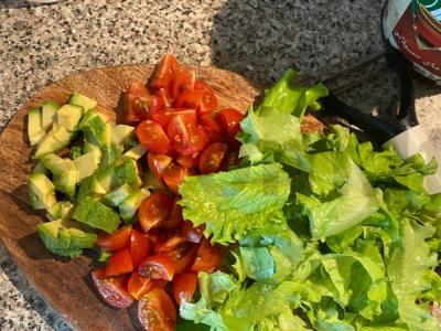 Salotas „A la Niçoise“ su avokadu ir pomidorais Žingsnis 2