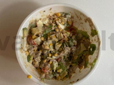 Salotas „A la Niçoise“ su avokadu ir pomidorais pagrindine nuotrauka