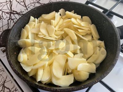 Kvapni bulvė su grybais ir šviežiais žalumynais Žingsnis 3