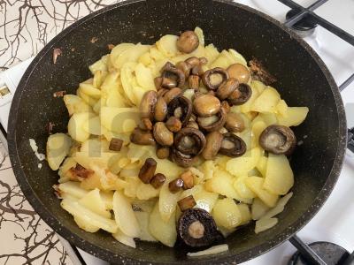 Kvapni bulvė su grybais ir šviežiais žalumynais Žingsnis 4