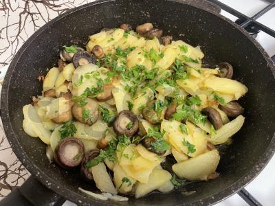 Kvapni bulvė su grybais ir šviežiais žalumynais pagrindine nuotrauka