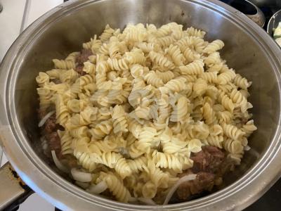 Skani ir sočia pietų „Makaronai su troškintu mėsa“ Žingsnis 7