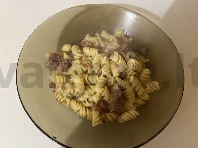 Skani ir sočia pietų „Makaronai su troškintu mėsa“ pagrindine nuotrauka