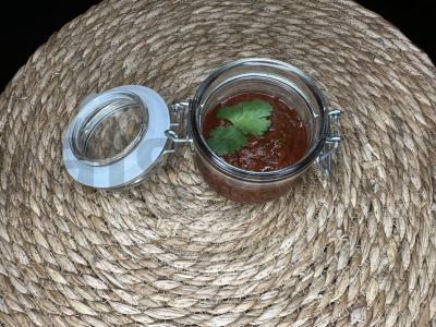 Raudonas padažas mėsai pagrindine nuotrauka