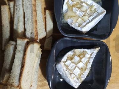 Keptas brie sūris su medumi ir česnaku pagrindine nuotrauka