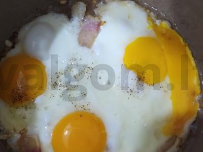 Kepti kiaušiniai su šonine lėkštėje pagrindine nuotrauka