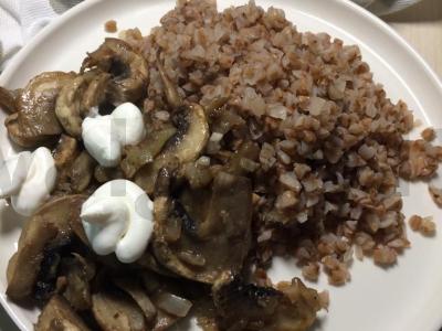 Grikių košė su grybais ir varškės sūriu pagrindine nuotrauka