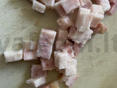 Pica su grybais ir dešrelėmis ant sluoksniuoto tešlos Žingsnis 2