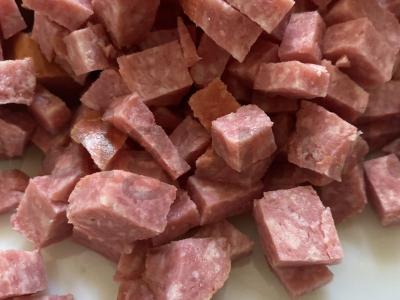 Pica su grybais ir dešrelėmis ant sluoksniuoto tešlos Žingsnis 3