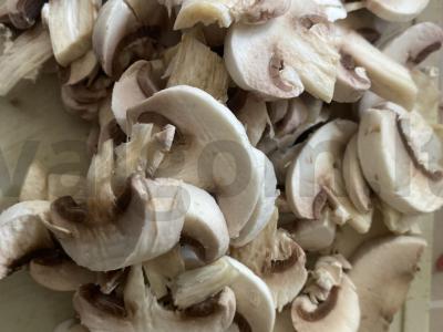 Pica su grybais ir dešrelėmis ant sluoksniuoto tešlos Žingsnis 4