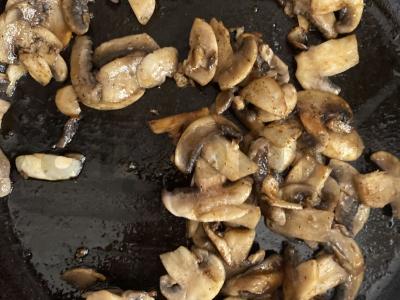 Pica su grybais ir dešrelėmis ant sluoksniuoto tešlos Žingsnis 7