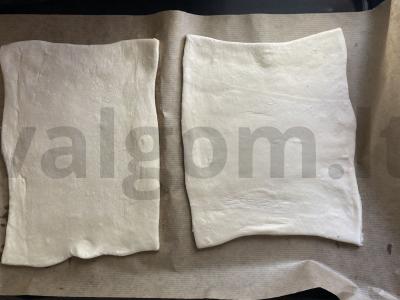 Pica su grybais ir dešrelėmis ant sluoksniuoto tešlos Žingsnis 8