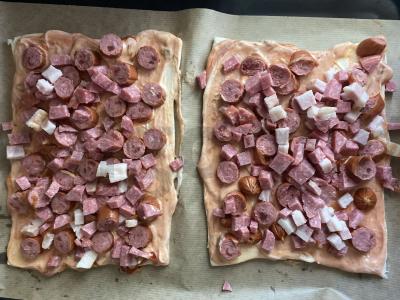 Pica su grybais ir dešrelėmis ant sluoksniuoto tešlos Žingsnis 10