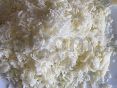 Pica su grybais ir dešrelėmis ant sluoksniuoto tešlos Žingsnis 11