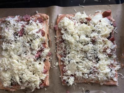 Pica su grybais ir dešrelėmis ant sluoksniuoto tešlos Žingsnis 13