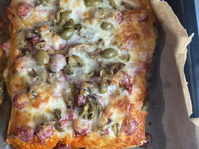 Pica su grybais ir dešrelėmis ant sluoksniuoto tešlos Žingsnis 15