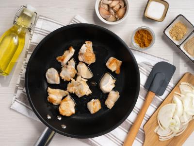 Kalakutienos filė svogūnų padaže su maltu kardamonu Žingsnis 1