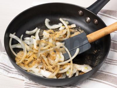 Kalakutienos filė svogūnų padaže su maltu kardamonu Žingsnis 2