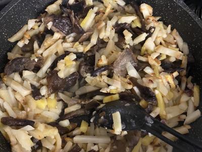 Namų bulvės su grybais ir prieskoniais Žingsnis 4