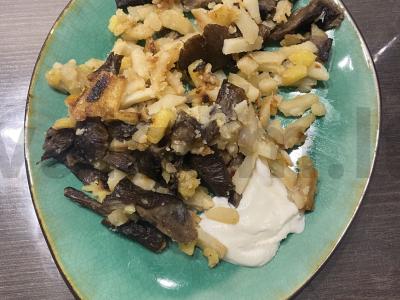 Namų bulvės su grybais ir prieskoniais pagrindine nuotrauka