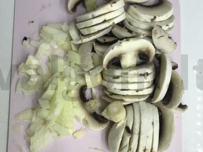 Vištienos blauzdelė su pievagrybiais Žingsnis 1