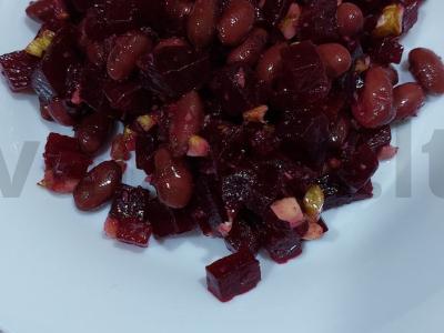 Salotos su burokėliais ir pupelėmis pagrindine nuotrauka