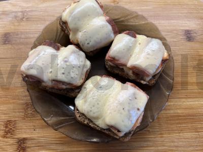 Karšti sumuštiniai su dešrelėmis pagrindine nuotrauka