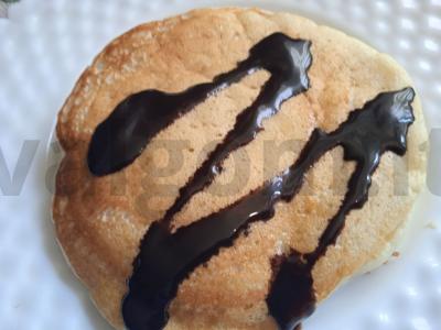 Blynai su šokoladiniu sirupu pagrindine nuotrauka