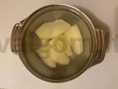 Troškintas bulvės su pievagrybiais ir prieskoniais Žingsnis 1