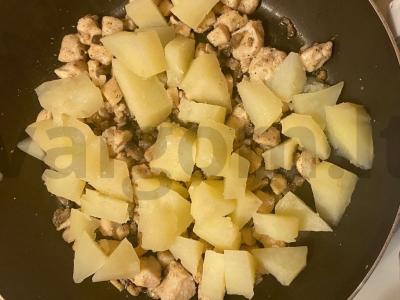 Troškintas bulvės su pievagrybiais ir prieskoniais Žingsnis 4