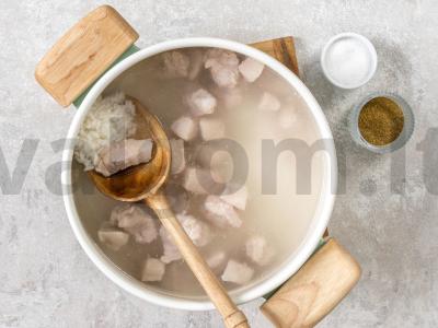 Klasikinis kharcho sriuba iš kiaulienos su ryžiais Žingsnis 1