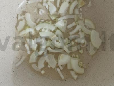 Sotūs kiaušinienė su auksiniu keptu svogūnu ir dešrelėmis Žingsnis 1