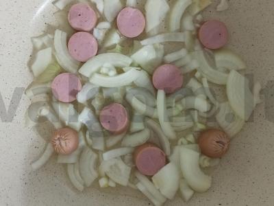 Sotūs kiaušinienė su auksiniu keptu svogūnu ir dešrelėmis Žingsnis 2