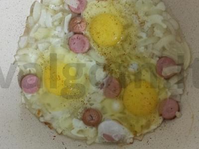 Sotūs kiaušinienė su auksiniu keptu svogūnu ir dešrelėmis Žingsnis 3