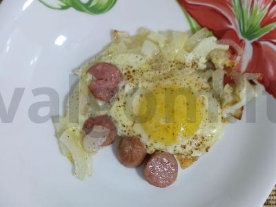 Sotūs kiaušinienė su auksiniu keptu svogūnu ir dešrelėmis pagrindine nuotrauka