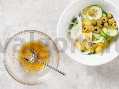 Bulvių salotas su šviežiais agurkais Žingsnis 3