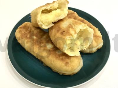 Pyragėliai su kefyru, bulvėmis ir svogūnais pagrindine nuotrauka