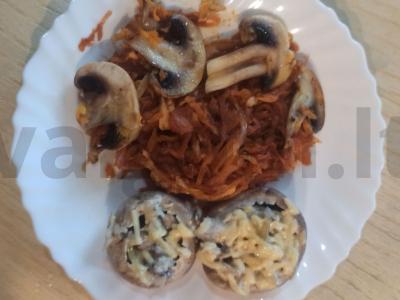 Troškinta kopūstai su grybais, morkomis ir svogūnais pagrindine nuotrauka