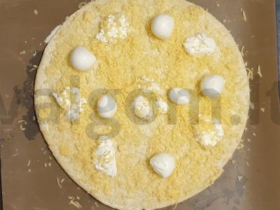 Pica ant paruoštos „Keturių sūrių“ bazės Žingsnis 3