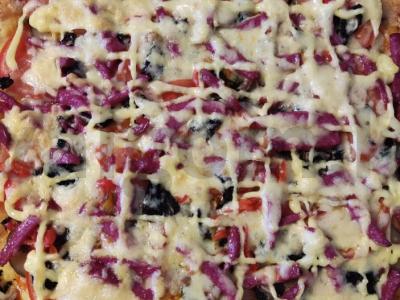 Namų pica su dešra, sūriu ir grybais pagrindine nuotrauka