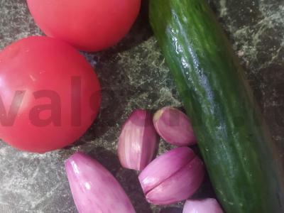 Šviežių daržovių salotos su šalotiniu svogūnu ir majonezu Žingsnis 1