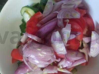 Šviežių daržovių salotos su šalotiniu svogūnu ir majonezu Žingsnis 5