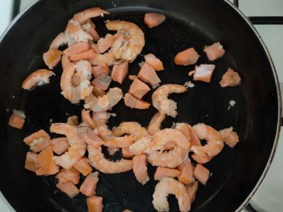 Krevetės su jūros gėrybėmis baltame grietinėlės padaže Žingsnis 3